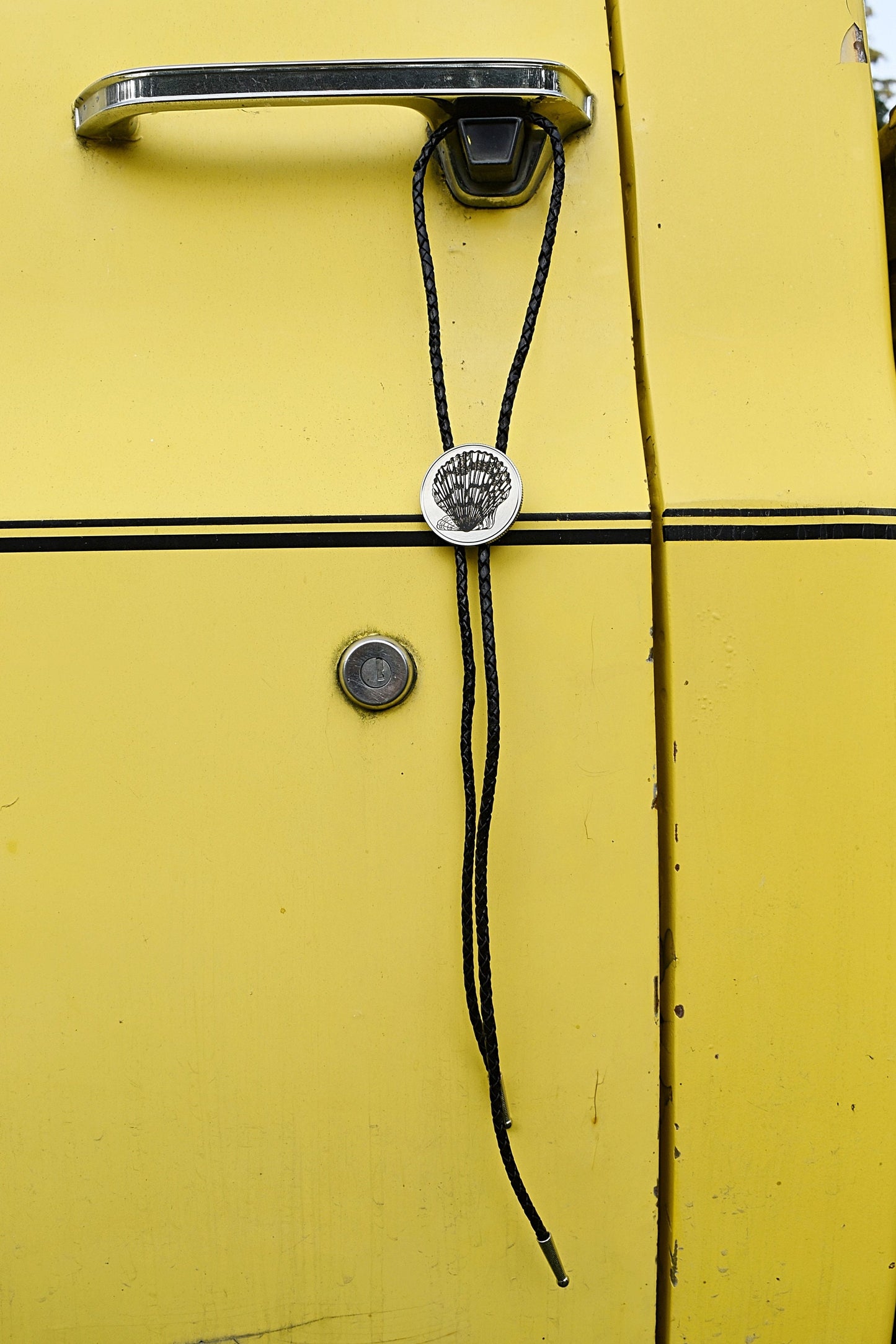 Scallop Seashell Bolo Tie